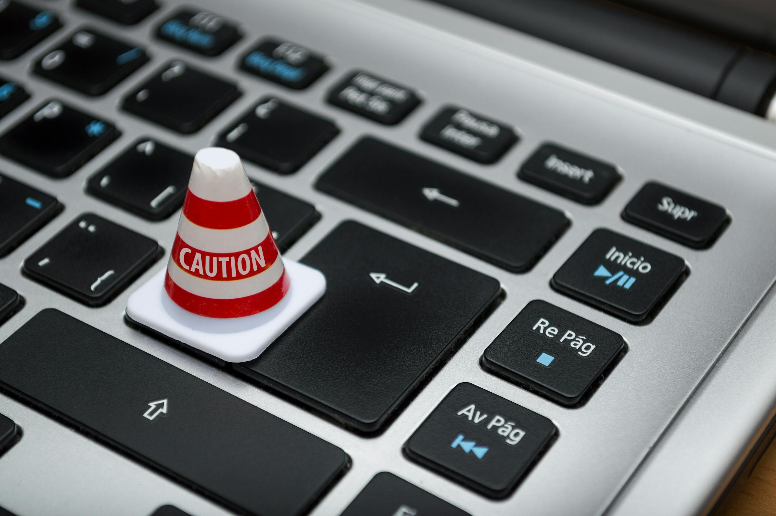 free antivirus vs paid antivirus warning 2025